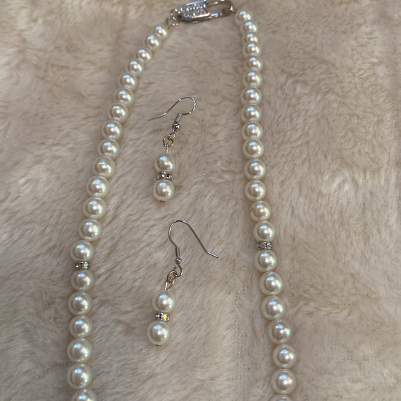 Pamela Reece Originals-Vintage pendant on “pearl&diamond” necklace & earring set - Picture 3 of 4
